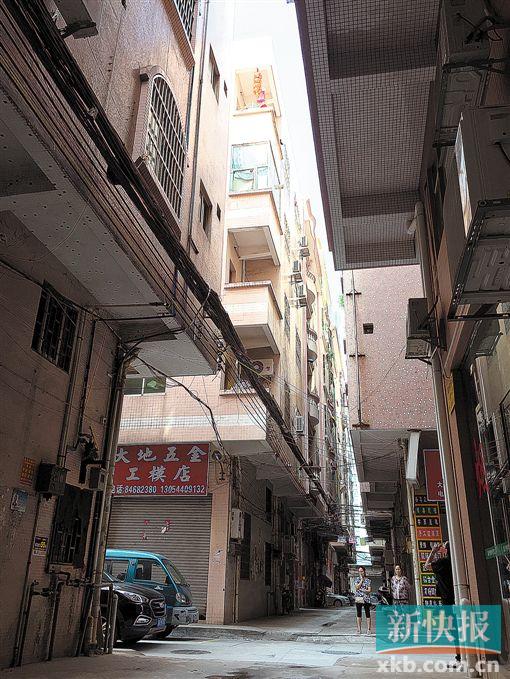 ■事发楼房,街坊称小女孩从5楼(挂有灯笼处)坠楼。    新快报记者 罗汉章/摄