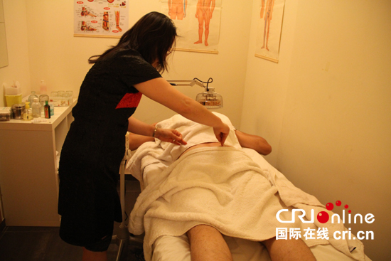 　陶医生在为患者扎针灸　