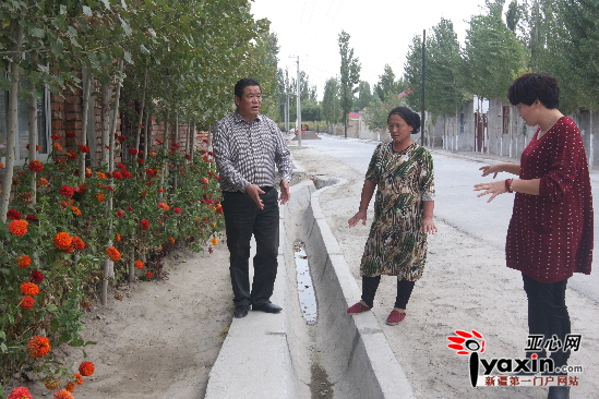 祁勇和村民一同查看U型渠