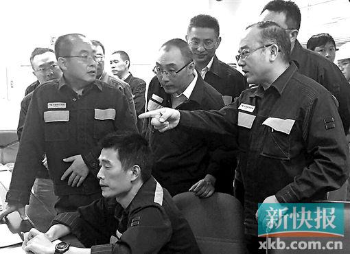 ■广州供电局甘霖局长在500千伏广南变电站主控室指挥复电操作。通讯员供图