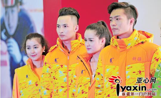 图为模特展示十三冬新疆代表队运动服装。亚心网讯记者阳光摄