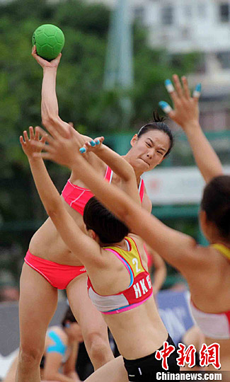 10月10日，中国女队与中国香港女队(黑裤)对垒。中新社记者 谭达明 摄