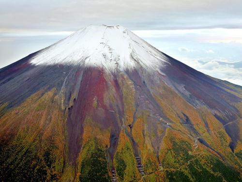 日本富士山迎来初雪批上银装 较往年晚11天(图