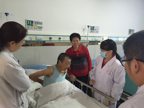 交大一附院专家赴安康查看胡蜂蜇伤病人病情。西安交大一附院陈锐/供图