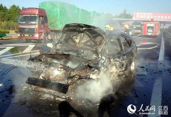 保时捷错过高速路口降速,致使后车追尾燃烧。