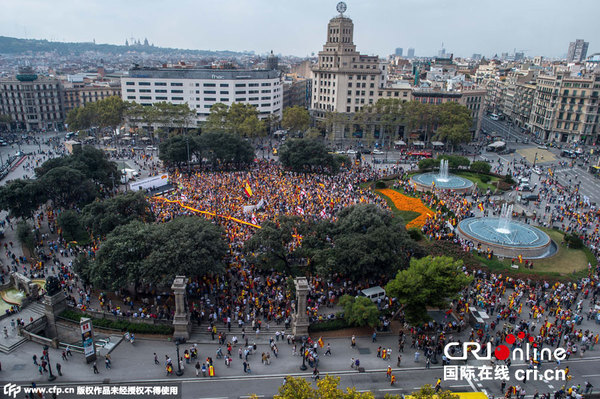 巴塞罗那数千民众示威抗议加泰罗尼亚独立(高