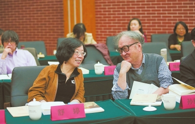 孙绍振与舒婷在交流。