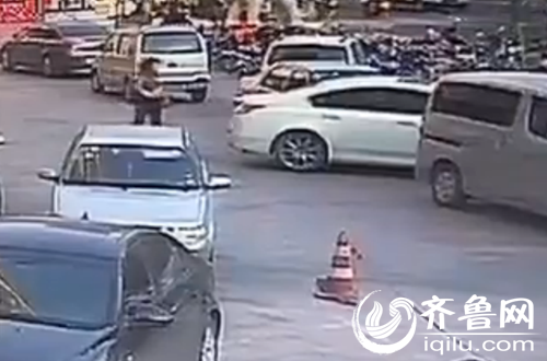 监控实拍:潍坊男子酒驾连撞多辆车 被抓时思维
