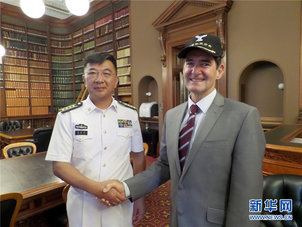 10月8日，“和谐使命-2015”任务指挥员管柏林（左）拜会澳大利亚昆士兰州议长威灵顿。曹凌 摄