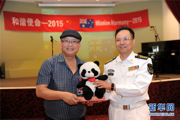 10月9日,“和谐使命-2015”任务政委吴成平(右)向昆士兰州洛根市颐康园赠送中国特色纪念品。江山 摄