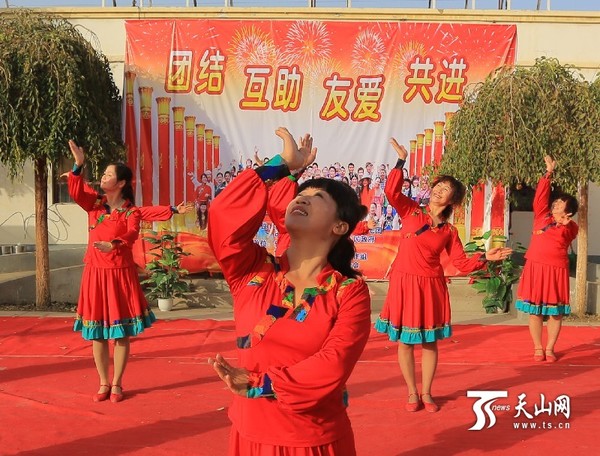 博湖县草根艺人正在表演舞蹈《美丽中国》。