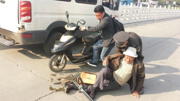 遇老人摔倒 南京城管队员用行动作答:扶是责任