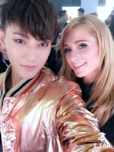 黄子韬晒自拍穿金色夹克 网友嫉妒:脸太小(图)