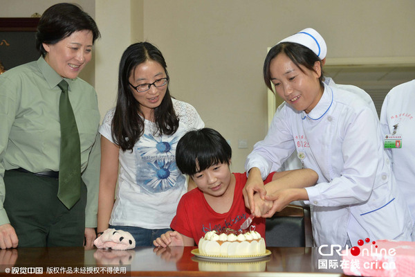 北京12岁女孩脑出血昏迷八个月苏醒重生(高