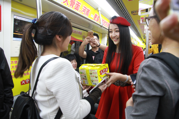 李星向接歌成功的乘客发奖品