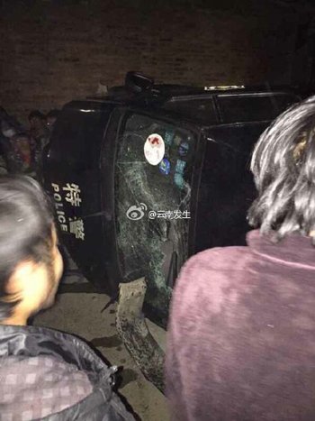 &ldquo;特警&rdquo;字样的警车被掀翻。微博配图