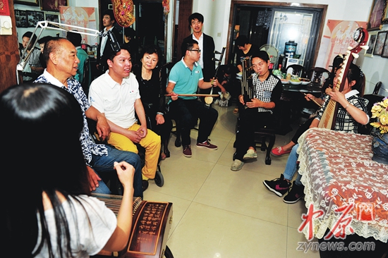 今年国庆假期，王宽家的孙子孙女们都来了，他们像小时候一样合奏，海龙唱起《时间都去哪儿了》