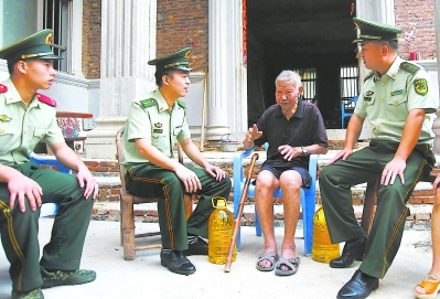 东庄边防派出所官兵前往郑玉长家慰问。