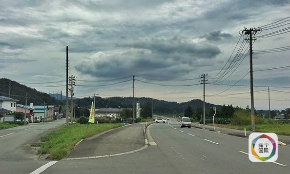 　　上图为日本的乡村道路。