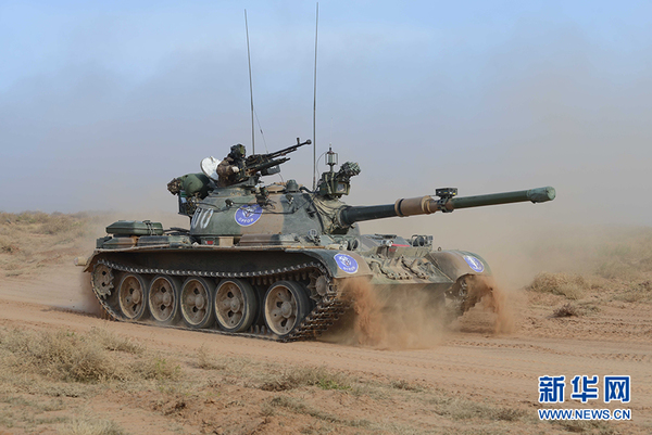 蓝军坦克纵深机动。李金海摄