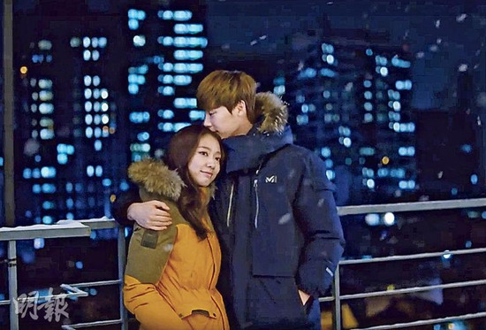 韩星李钟硕、朴信惠拍广告 雪地里拥抱亲吻(图