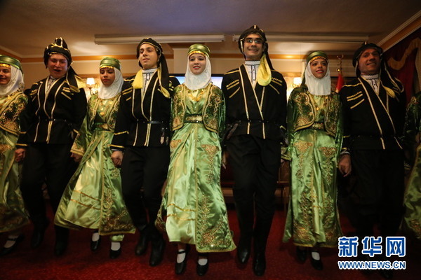 图为土耳其黑海地区阿尔特温省民族舞蹈表演。 新华社记者邹乐摄