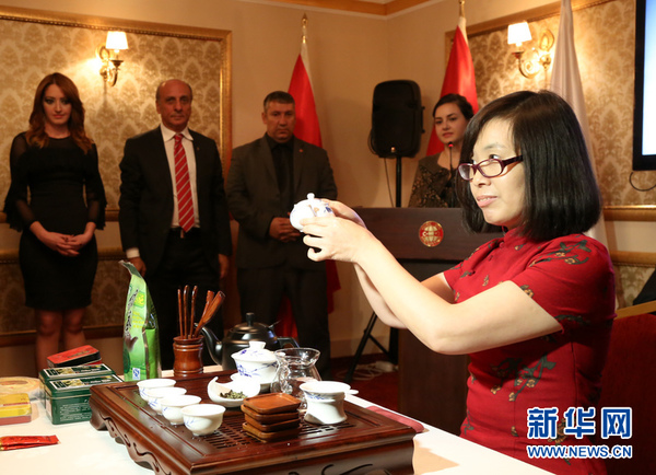 图为中东技术大学孔子学院教师智晓静在表演功夫茶。新华社记者邹乐摄