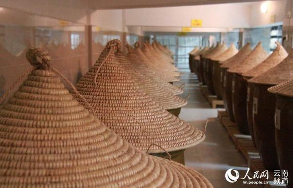 云南白药天颐茶源临沧庄园的茶品储存室一角。人民网 虎遵会 摄