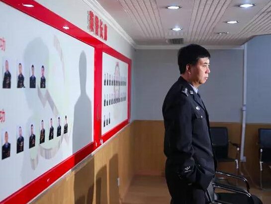 　　▲曹志刚对警员说过的一句话：穿上这身警服，你就得付出一些东西，包括生命。