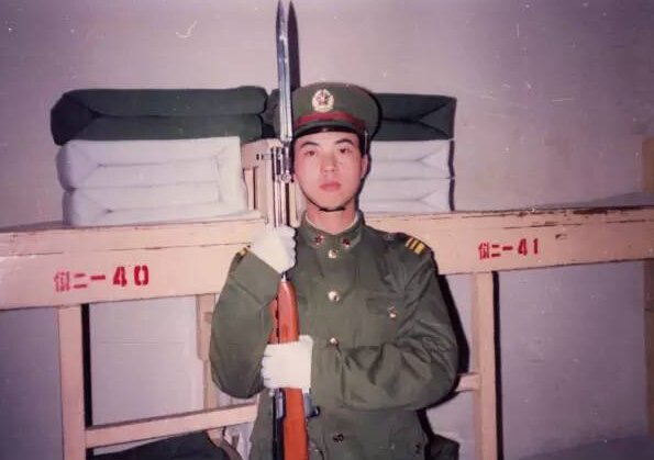 　　▲1991年，曹志刚在三军仪仗队当兵时的照片。