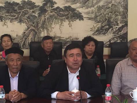 图：伊宁市人大主任兼中心城区党工委书记阿布来·吾买尔