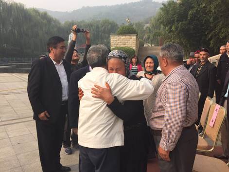 图：王蒙部长与伊宁市农村“四老”人员拥抱