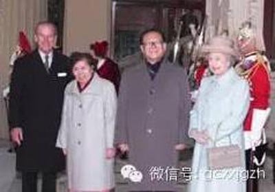江泽民主席夫妇与英国女王伊丽莎白二世夫妇在白金汉宫合影。