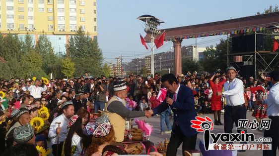 夏米力演唱《新疆人》时邀请99岁老人共舞。