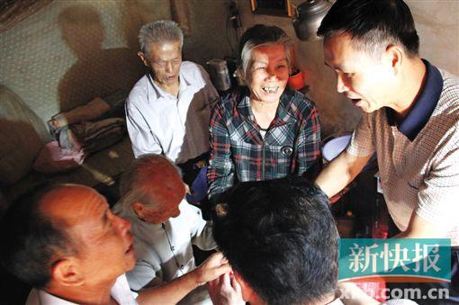 ■潮州市政府副秘书长廖泽明(图右)慰问黄婵蕊老人。