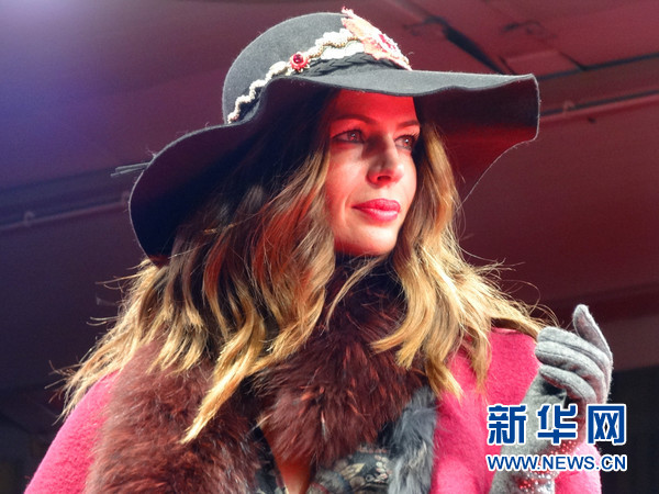 模特在T台上展示服装。新华社记者周喆摄