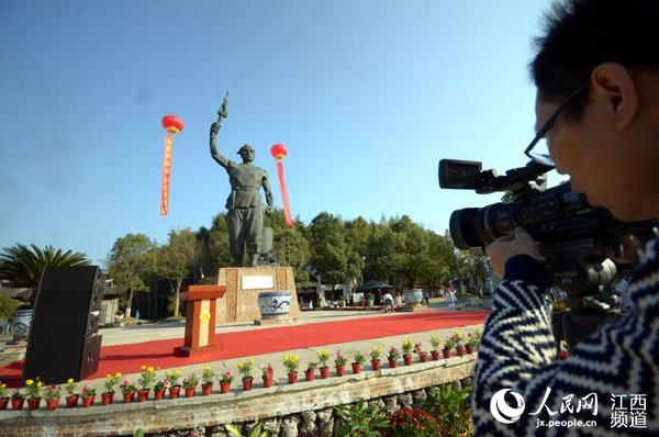 人民网江西频道对“窑神”童宾青铜像进行直播