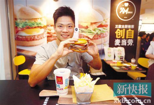 ■亚洲飞人苏炳添正在品尝自己搭配的汉堡
