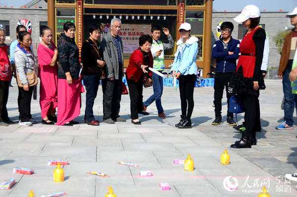 一名老人正在套圈。