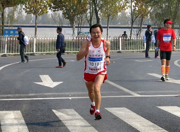 何世奇参加长跑比赛