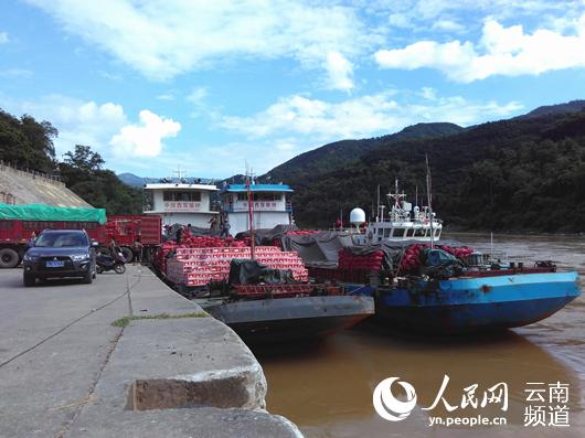 在中国关累码头装货的中国货船　人民网 薛丹 摄