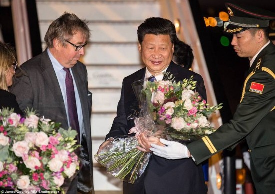 2015年10月19日习近平和夫人彭丽媛在机场受到英国女王代表胡德子爵等热情迎接。