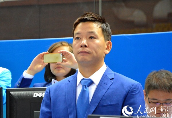 第一届全国青运会体操赛场高级裁判席上的黄旭。李挺摄
