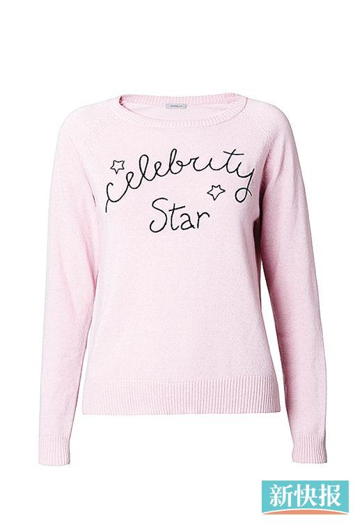 ▲加入手绘字母图案的NATIVE DIVAS COLLECTION毛衣,给造型留下无限空间。