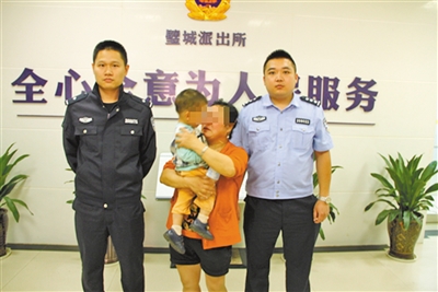 全城警民经过3个小时的寻找,被拐男童熙熙回到了外婆身边。