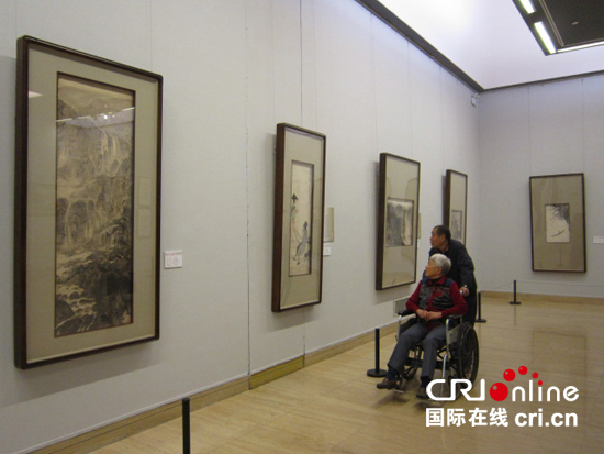 　观众细观经典作品　