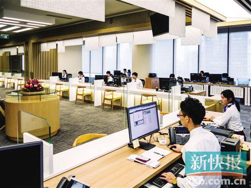 ■韩国签证申请中心(广州)正式启用,工作人员正在工作中。　通讯员供图