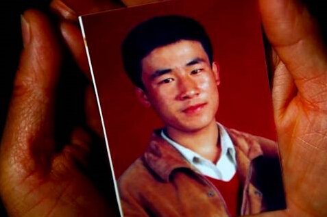 　　▲去年10月31日，呼格吉勒图的母亲手捧儿子的照片。新京报记者郭铁流摄