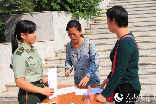 分发消防宣传材料