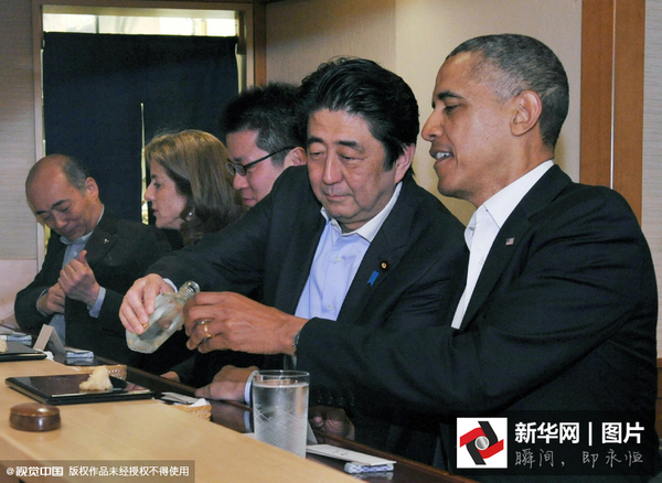 　　 当地时间2014年4月23日，日本东京，日本首相安倍晋三在位于银座的“数寄屋桥次郎”寿司店为到访的美国总统奥巴马设宴洗尘。席间，安倍亲自为奥巴马倒酒。图片来源：cfp